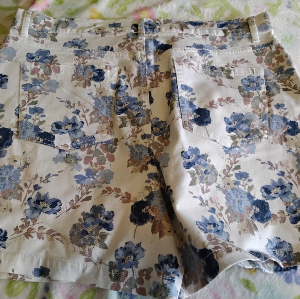 Gloria Vanderbilt floral Women’s SZ 18 stretch jeans shorts 38W 6L New with tags